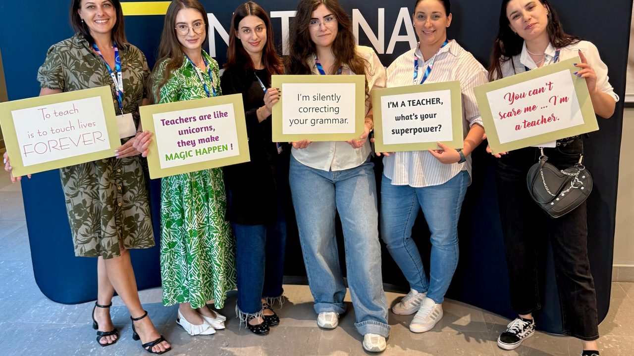 Mai Mult Decât o Diplomă: De Ce Conferințele de Formare Sunt Esențiale pentru Profesorul Modern